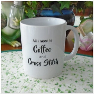 Taza de porcelana - Todo lo que necesito es café y punto de cruz