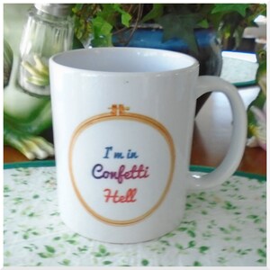 Taza de porcelana - Estoy en el infierno del confeti
