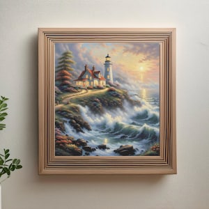 以下が含まれることがあります： 岩の多い海岸線に赤い屋根の白い灯台が建っている絵画が額装されています。灯台は夜に灯りがともり、波が岩に打ち寄せています。絵画は、雲のある青い空を背景にしています。