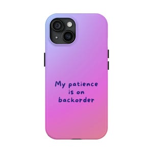 Könnte beinhalten: Smartphone-Hülle mit Farbverlauf in Lila und Rosa. Die Hülle hat einen Kameraausschnitt und den Text "My patience is on backorder" in einer handschriftlichen Schriftart.