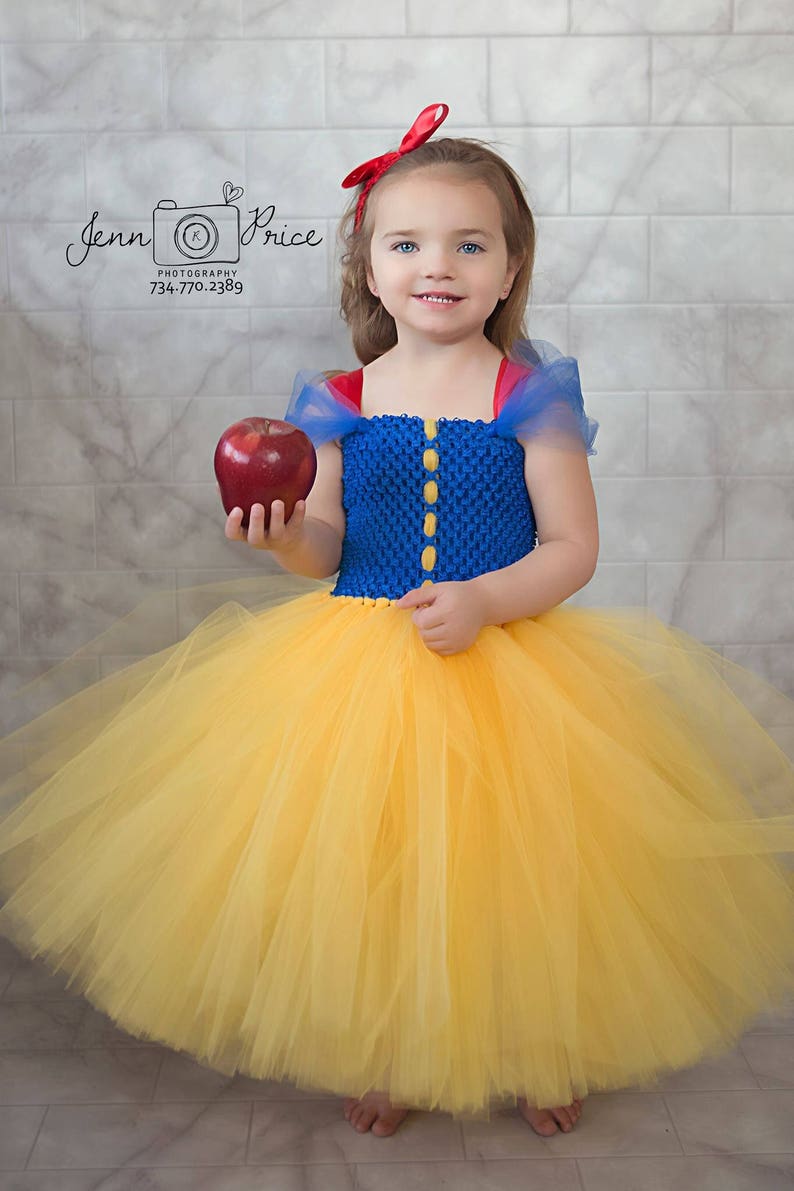 snow white dressing up