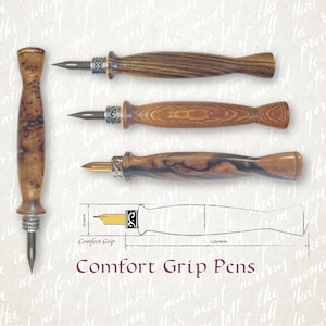 Peut inclure: Trois stylos Comfort Grip en bois avec des détails argentés. Les stylos sont présentés avec un schéma et le texte "Comfort Grip Pens". La longueur des stylos est d'environ 110 mm.