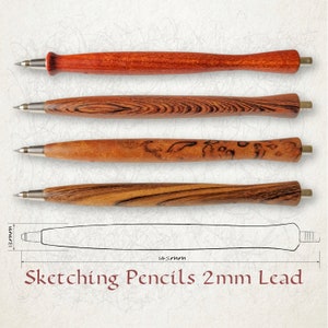 Puede incluir: Cuatro lápices de dibujo de madera con mina de 2 mm. Los lápices están hechos de diferentes tipos de madera, incluyendo una madera marrón rojiza, una madera marrón oscura con vetas más claras y una madera marrón clara con vetas más oscuras. Los lápices miden 14,5 cm de largo y 1,3 cm de diámetro.