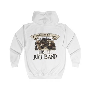Könnte beinhalten: Weißer Kapuzenpullover mit dem Text "Frogtown Hollow" und einer Bandgrafik. Darunter steht "JUBILEE JUG BAND" in einer Vintage-Schriftart. Der Pullover hat eine Kapuze mit Kordelzug und lange Ärmel. Ein lässiges, bequemes Kleidungsstück.