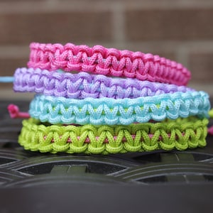 Pulsera de nudo cuadrado ajustable, pulsera de colores, pulsera de verano, pulsera apilable, pulsera de cordón de nailon, pulsera de colores