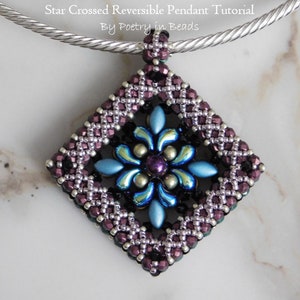 Pode incluir: Um pingente reversível com um design em forma de estrela no centro. O pingente é feito de contas em tons de roxo, azul, prata e verde. O pingente está preso a uma corrente de prata.