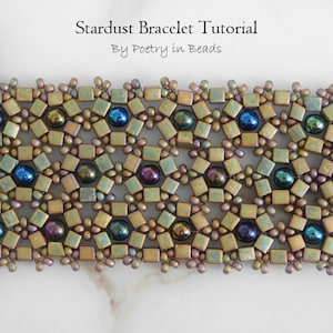 Pu&ograve; includere: Un primo piano di un braccialetto di perline con un motivo geometrico. Il braccialetto &egrave; realizzato con piccole perline quadrate in tonalit&agrave; dorate, verdi e marroni. Le perline sono intervallate da perline rotonde iridescenti in tonalit&agrave; blu, verdi e viola. Il braccialetto &egrave; chiamato "Stardust Bracelet Tutorial" di "Poetry in Beads".