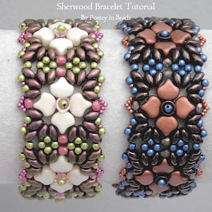 Op de afbeelding: Twee kralenarmbanden met bloemmotieven. De armband aan de linkerkant heeft witte bloemen met roze en groene accenten. De armband aan de rechterkant heeft koperkleurige bloemen met blauwe accenten. Beide armbanden zijn gemaakt met kralen.