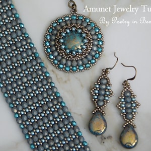 Könnte beinhalten: Ein Schmuckset mit einem runden Anhänger mit einem türkisfarbenen und goldenen Zentrum, einem passenden Armband und einem Paar Ohrringen mit tropfenförmigen Steinen. Der Schmuck ist aus grauen und türkisfarbenen Perlen gefertigt.