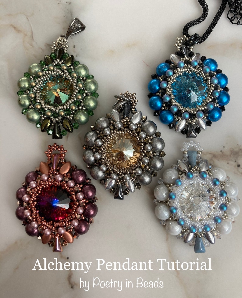 Pode incluir: Cinco pingentes de contas em diferentes cores, cada um com um centro de cristal e uma argola de prata. Os pingentes est&atilde;o dispostos em c&iacute;rculo sobre uma superf&iacute;cie de m&aacute;rmore branco. O texto "Alchemy Pendant Tutorial by Poetry in Beads" est&aacute; abaixo dos pingentes.