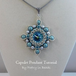 K&ouml;nnte beinhalten: Ein blaugr&uuml;ner und silberner Perlenanh&auml;nger mit einem gro&szlig;en Kristall in der Mitte. Der Anh&auml;nger h&auml;ngt an einer silbernen Kette. Der Text "Capulet Pendant Tutorial By Poetry in Beads" befindet sich unter dem Anh&auml;nger.