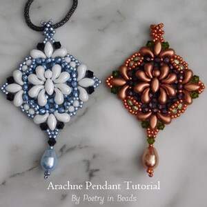 K&ouml;nnte beinhalten: Zwei Perlenanh&auml;nger, einer in Wei&szlig; und Blau, der andere in Kupfer und Gr&uuml;n, mit einer Tropfenperle am unteren Ende. Die Anh&auml;nger haben beide die Form eines Diamanten mit einem floralen Design. Der Text "Arachne Pendant Tutorial By Poetry in Beads" befindet sich unter den Anh&auml;ngern.