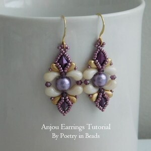 Puede incluir: Un par de pendientes de cuentas moradas y blancas con detalles dorados. Los pendientes tienen forma de diamante y presentan una gran perla en el centro. Los pendientes cuelgan de ganchos dorados. El texto "Anjou Earrings Tutorial By Poetry in Beads" es visible debajo de los pendientes.