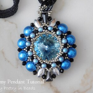 Pode incluir: Um pingente de contas azuis e prateadas com um grande cristal no centro. O pingente est&aacute; pendurado em um cord&atilde;o preto.