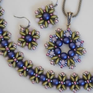 Könnte beinhalten: Ein Schmuckset mit einer Halskette, Ohrringen und einem Armband. Die Stücke sind aus blauen, grünen und rosa Perlen in einem Blumenmuster gefertigt.