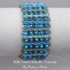 Może przedstawiać: Bransoletka z niebieskich i zielonych koralików z plecionym wzorem. Bransoletka leży na białym tle, a pod nią widnieje tekst "Bella Notte Bracelet Tutorial By Poetry in Beads".