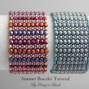 Può includere: Due braccialetti di perline, uno con un gradiente di perline viola, rosa, oro e rame, e l'altro con un gradiente di perline blu e argento. I braccialetti sono su una superficie bianca e il testo "Amunet Bracelet Tutorial By Poetry in Beads" è sotto i braccialetti.