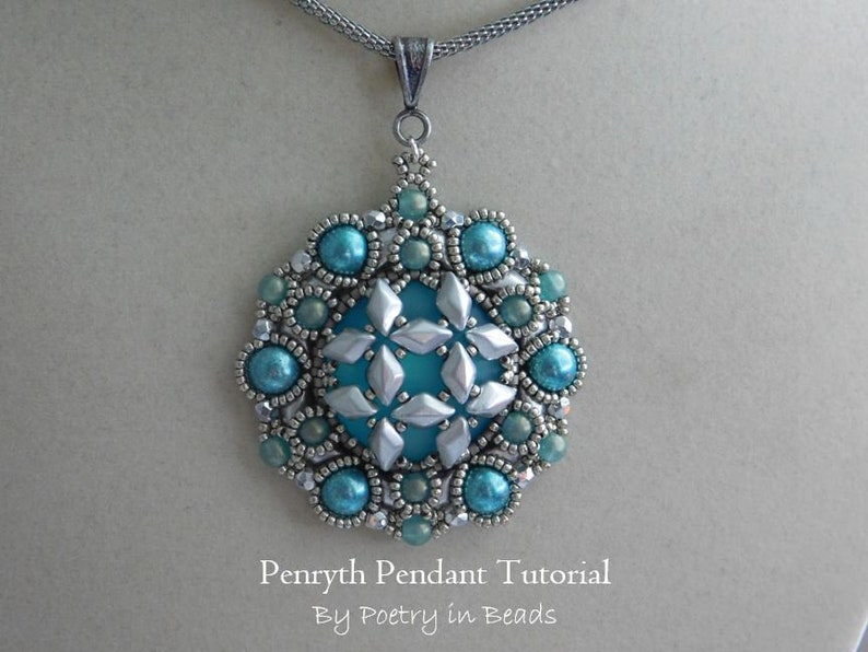 Puede incluir: Un colgante de cuentas de color turquesa y plata con un dise&ntilde;o de estrella. El colgante cuelga de una cadena de plata. El texto "Penryth Pendant Tutorial By Poetry in Beads" est&aacute; debajo del colgante.