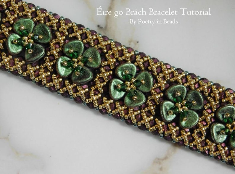 Pu&ograve; includere: Un primo piano di un braccialetto di perline con un designo verde e oro. Il braccialetto presenta un motivo ripetuto di quadrifogli. Il testo "&Eacute;ire go Br&aacute;ch Bracelet Tutorial" &egrave; visibile sopra il braccialetto.