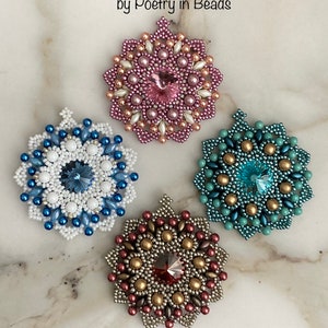 Puede incluir: Cuatro colgantes de cuentas de diferentes colores, cada uno con un centro de cristal. Los colgantes están hechos con cuentas de semillas y presentan una variedad de colores, incluyendo rosa, blanco, azul y dorado. Los colgantes están dispuestos sobre una superficie de mármol blanco. El texto "Highland Lace Pendant Tutorial by Poetry in Beads" es visible en la parte superior de la imagen.