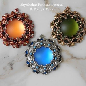 以下が含まれることがあります： カラフルなセンターを持つ3つのビーズペンダント。ペンダントは、オレンジ、緑、青の色合いで複雑なビーズ細工が施されています。「Skyreholme Pendant Tutorial By Poetry in Beads」というテキストが上部にあります。
