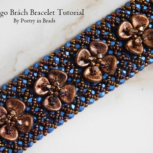 Pu&ograve; includere: Un primo piano di un braccialetto di perline blu e marroni con accenti di fiori in rame. Il braccialetto &egrave; realizzato con perline di rocaille e presenta un design unico. Il titolo "&Eacute;ire go Br&aacute;ch Bracelet Tutorial By Poetry in Beads" &egrave; visibile nella parte superiore dell'immagine.