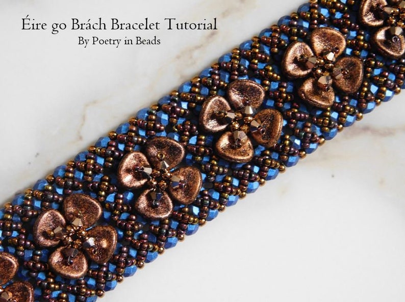 Pu&ograve; includere: Un primo piano di un braccialetto di perline blu e marroni con accenti di fiori in rame. Il braccialetto &egrave; realizzato con perline di rocaille e presenta un design unico. Il titolo "&Eacute;ire go Br&aacute;ch Bracelet Tutorial By Poetry in Beads" &egrave; visibile nella parte superiore dell'immagine.