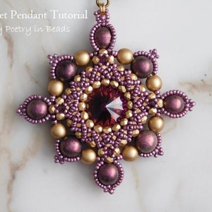 K&ouml;nnte beinhalten: Nahaufnahme eines goldenen und violetten Perlenanh&auml;ngers mit einem gro&szlig;en, facettierten, dunkelvioletten Edelstein in der Mitte. Der Anh&auml;nger hat die Form eines Sternbursts.