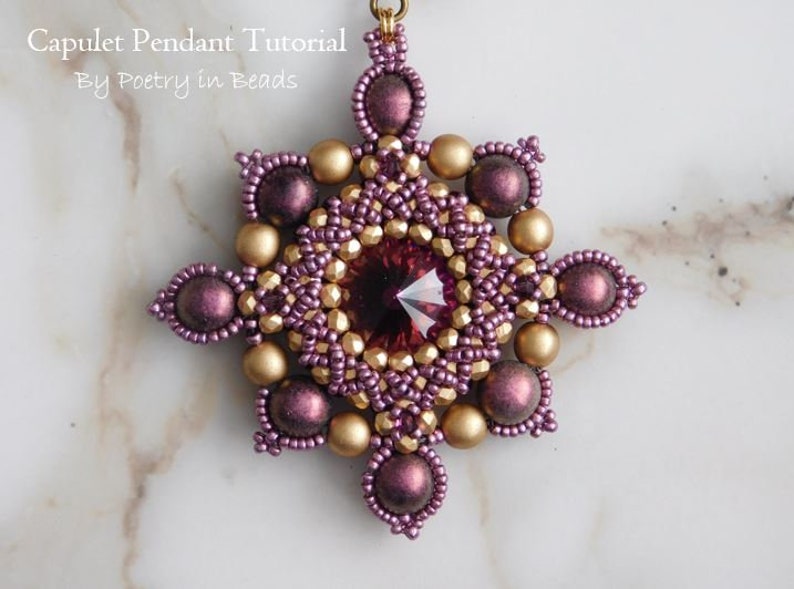 K&ouml;nnte beinhalten: Nahaufnahme eines goldenen und violetten Perlenanh&auml;ngers mit einem gro&szlig;en, facettierten, dunkelvioletten Edelstein in der Mitte. Der Anh&auml;nger hat die Form eines Sternbursts.