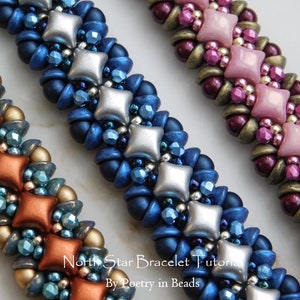 Puede incluir: Tres pulseras de cuentas en diferentes combinaciones de colores. Las pulseras están hechas con cuentas pequeñas y redondas y cuentas más grandes y cuadradas. Las pulseras están dispuestas horizontalmente, con la pulsera superior con cuentas rosas y marrones, la pulsera del medio con cuentas plateadas y azules, y la pulsera inferior con cuentas de cobre y azules. El texto "North Star Bracelet Tutorial by Poetry in Beads" es visible en la parte inferior de la imagen.