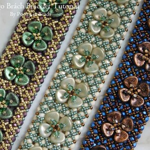 Pu&ograve; includere: Tre braccialetti di perline con un design a fiore. I braccialetti sono realizzati con perline verdi, bianche e blu. I braccialetti sono tutti di colori e motivi diversi.