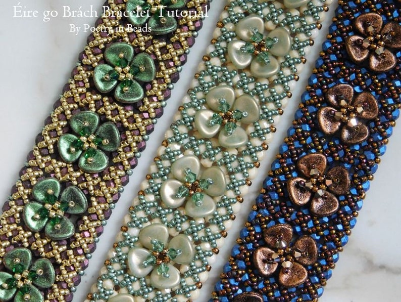 Pu&ograve; includere: Tre braccialetti di perline con un design a fiore. I braccialetti sono realizzati con perline verdi, bianche e blu. I braccialetti sono tutti di colori e motivi diversi.