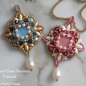 Może przedstawiać: Dwa wiszące ozdoby z koralików, jeden z niebieskim środkiem i złotymi koralikami, drugi z różowym środkiem i czerwonymi koralikami. Oba wiszące ozdoby mają perłową kropelkę i są przymocowane do złotych łańcuszków. Tekst "Hampton Court Pendant Tutorial by Poetry in Beads" znajduje się na dole obrazu.