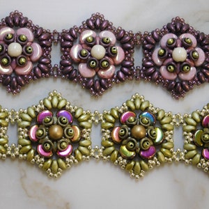 Op de afbeelding: Twee kralenarmbanden met bloemmotieven. De bovenste armband is gemaakt met paarse, roze en witte kralen. De onderste armband is gemaakt met groene, gouden en iriserende kralen.