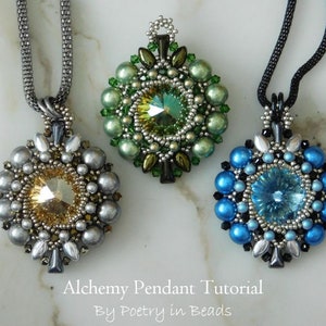 Pode incluir: Tr&ecirc;s colares de contas com pingentes que apresentam um cristal central rodeado de contas menores em tons de verde, dourado e azul. Os colares est&atilde;o sobre uma superf&iacute;cie branca com o texto "Alchemy Pendant Tutorial By Poetry in Beads".