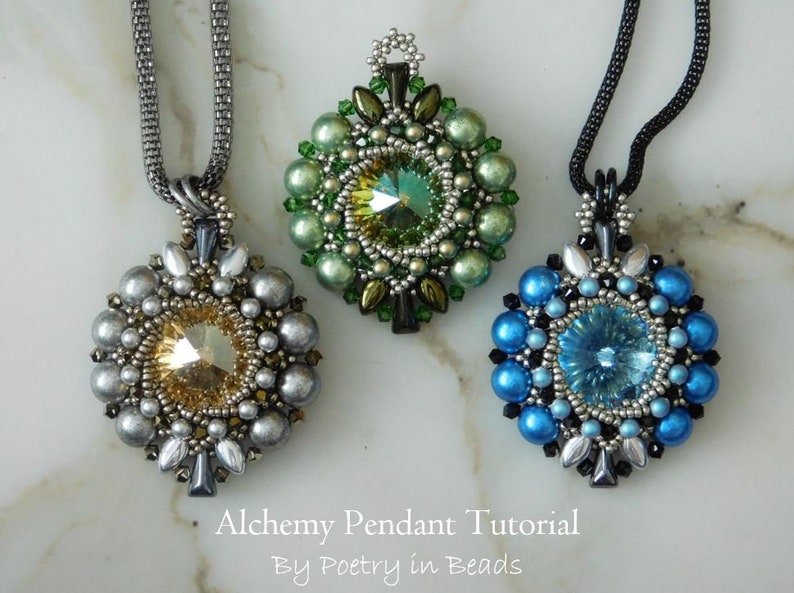 Pode incluir: Tr&ecirc;s colares de contas com pingentes que apresentam um cristal central rodeado de contas menores em tons de verde, dourado e azul. Os colares est&atilde;o sobre uma superf&iacute;cie branca com o texto "Alchemy Pendant Tutorial By Poetry in Beads".