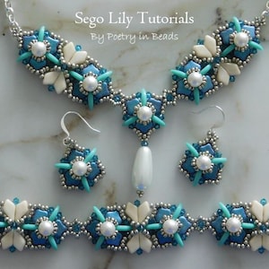 Op de afbeelding: Een set turquoise en witte parelsieraden met een ketting, oorbellen en een armband. De sieraden zijn gemaakt van kralen en parels en hebben een bloemmotief. De tekst "Sego Lily Tutorials By Poetry in Beads" is zichtbaar in de afbeelding.