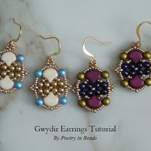 Op de afbeelding: Drie paar kralen oorbellen in verschillende kleurcombinaties. De oorbellen hebben een geometrisch ontwerp met gouden, witte, blauwe, paarse en groene kralen. De oorbellen zijn gelabeld "Gwydir Earrings Tutorial by Poetry in Beads".
