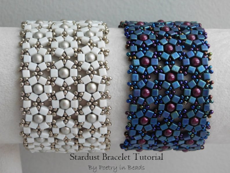 Pu&ograve; includere: Due braccialetti di perline, uno bianco con perline argentate e uno blu con perline viola, con il testo "Stardust Bracelet Tutorial By Poetry in Beads".