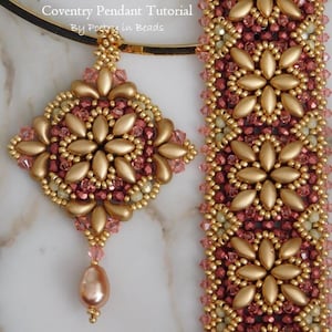 以下が含まれることがあります： 金色とピンクのビーズでできたネックレスとブレスレットのセットで、花柄のデザインが施されています。ネックレスには、パールドロップのペンダントが付いています。ブレスレットは、幅広のバンドで、繰り返しパターンが施されています。