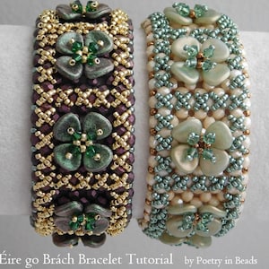 Pu&ograve; includere: Due braccialetti di perline con fiori verdi e dorati. Il braccialetto a sinistra ha uno sfondo viola e il braccialetto a destra ha uno sfondo crema. I braccialetti sono chiamati "&Eacute;ire go Br&aacute;ch Bracelet Tutorial" di "Poetry in Beads".