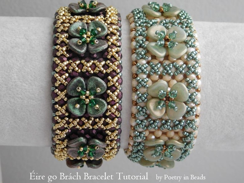 Pu&ograve; includere: Due braccialetti di perline con fiori verdi e dorati. Il braccialetto a sinistra ha uno sfondo viola e il braccialetto a destra ha uno sfondo crema. I braccialetti sono chiamati "&Eacute;ire go Br&aacute;ch Bracelet Tutorial" di "Poetry in Beads".