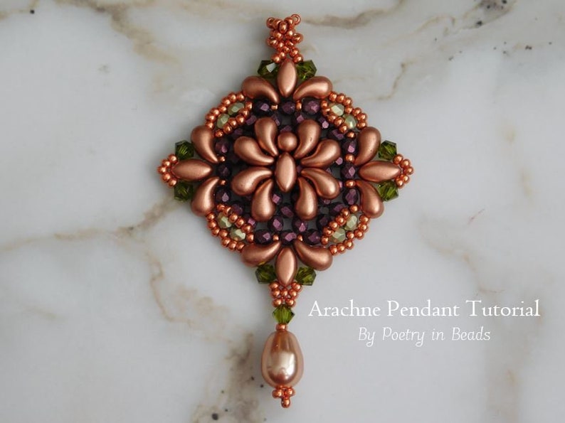 K&ouml;nnte beinhalten: Ein kupferfarbener und gr&uuml;ner Perlenanh&auml;nger mit einer tropfenf&ouml;rmigen Perle, die an der Unterseite h&auml;ngt. Der Anh&auml;nger hat die Form eines Quadrats mit einem floralen Design in der Mitte. Der Text "Arachne Pendant Tutorial By Poetry in Beads" befindet sich unter dem Anh&auml;nger.