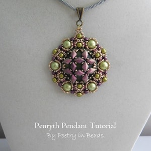 Puede incluir: Un collar con un colgante redondo de cuentas de color verde, dorado y morado. El colgante presenta un dise&ntilde;o de estrella en el centro. El texto "Pennyrth Pendant Tutorial By Poetry in Beads" es visible debajo del colgante.