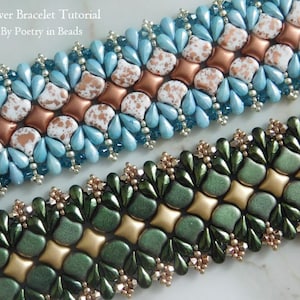 Op de afbeelding: Twee kralenarmbanden, een met blauwe en witte kralen en koperen accenten, de andere met groene en gouden kralen. De armbanden zijn gemaakt van kralen en hebben een uniek patroon.