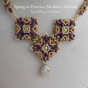 Puede incluir: Un collar de cuentas con un diseño geométrico en tonos de morado, dorado y verde. El collar presenta tres colgantes de forma cuadrada con un colgante en forma de lágrima que cuelga del centro. El collar se titula "Spring in Provence Necklace Tutorial by Poetry in Beads".