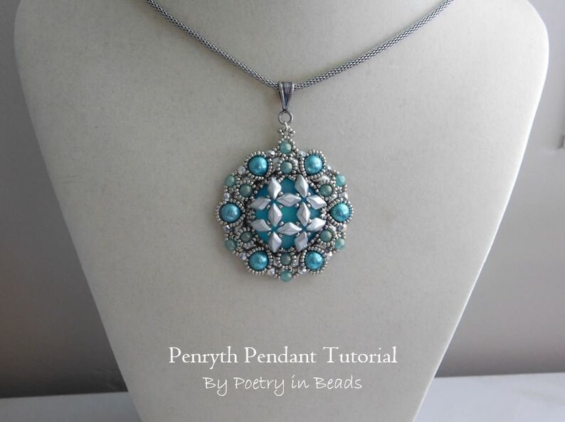 Puede incluir: Un collar de cadena plateada con un colgante de cuentas de color turquesa y plata. El colgante es de forma redonda y geom&eacute;trica con un patr&oacute;n de estrella. El texto "Penryth Pendant Tutorial By Poetry in Beads" est&aacute; debajo del colgante.