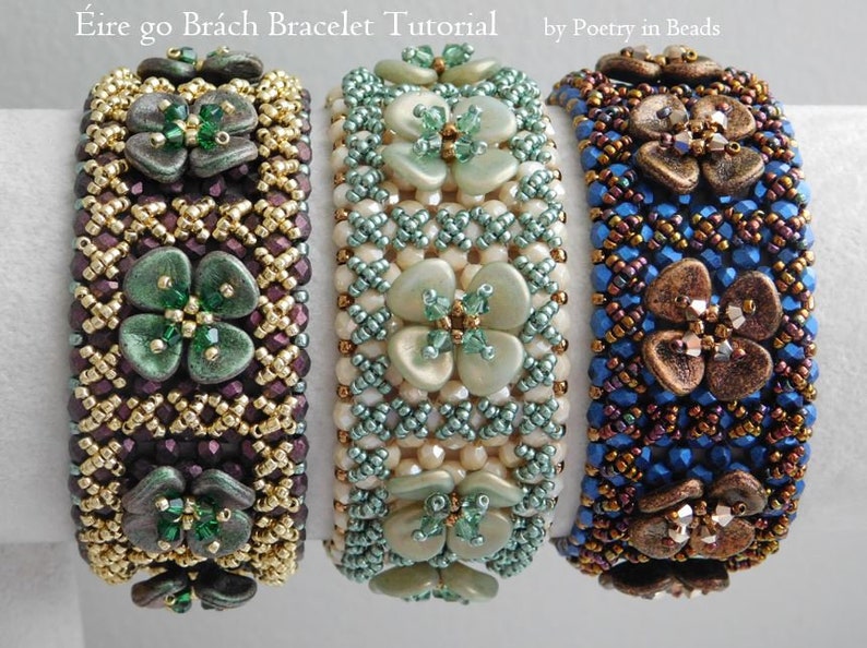 Pu&ograve; includere: Tre braccialetti di perline con un design floreale. I braccialetti sono realizzati con perline di diversi colori e presentano una variet&agrave; di colori, tra cui verde, oro, marrone e blu. I braccialetti sono intitolati "&Eacute;ire go Br&aacute;ch Bracelet Tutorial I by Poetry in Beads".