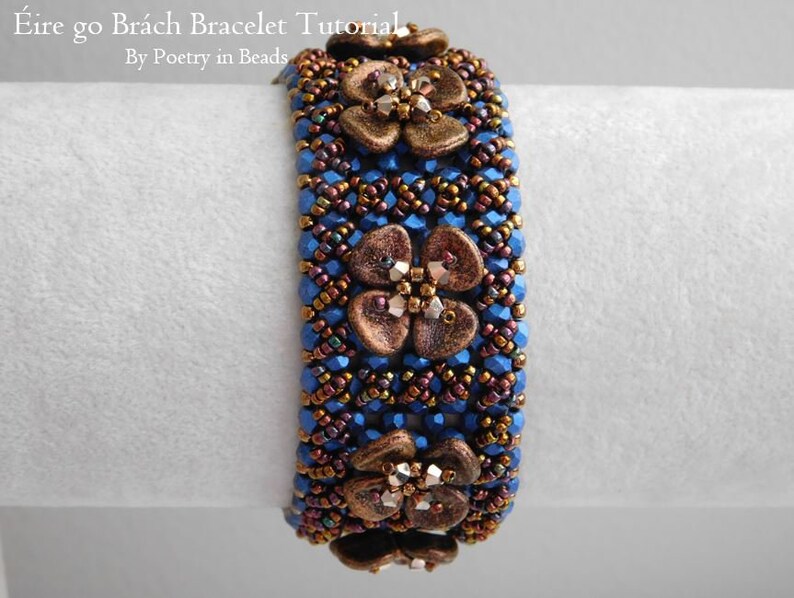 Pu&ograve; includere: Un braccialetto di perline con uno schema di colori blu e marrone. Il braccialetto presenta un motivo ripetitivo di fiori realizzati con perline marroni e strass trasparenti.