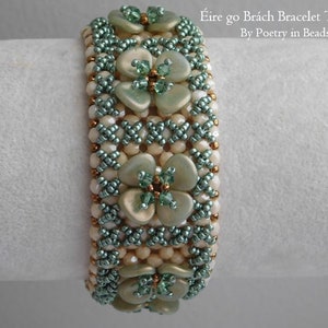 Pu&ograve; includere: Un braccialetto di perline con un design floreale verde e bianco. Il braccialetto &egrave; realizzato con piccole perline a seme e perline pi&ugrave; grandi, piatte e madreperlacee. Il titolo "&Eacute;ire go Br&aacute;ch Bracelet Tutorial By Poetry in Beads" &egrave; visibile nell'immagine.